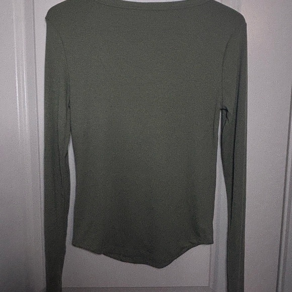 NWT old navy women’s green long sleeve top - Picture 4 of 4
